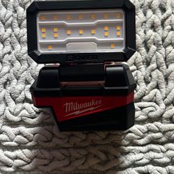 Milwaukee COMPACT FOLDING FLOOD LIGHT D ROVER M18