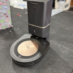 iRobot Roomba s9+ Self-Emptying Robot Vacuum – Excellent Condition + Extra Bags