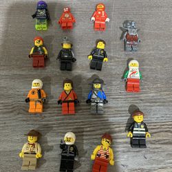 15 Lego Minifigures