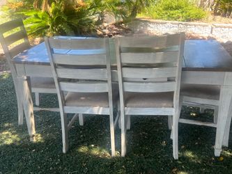 Mesa con 4 Sillas / banca