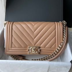 Pre Owned - Collection 2022 Chanel Boy Medium 10’’