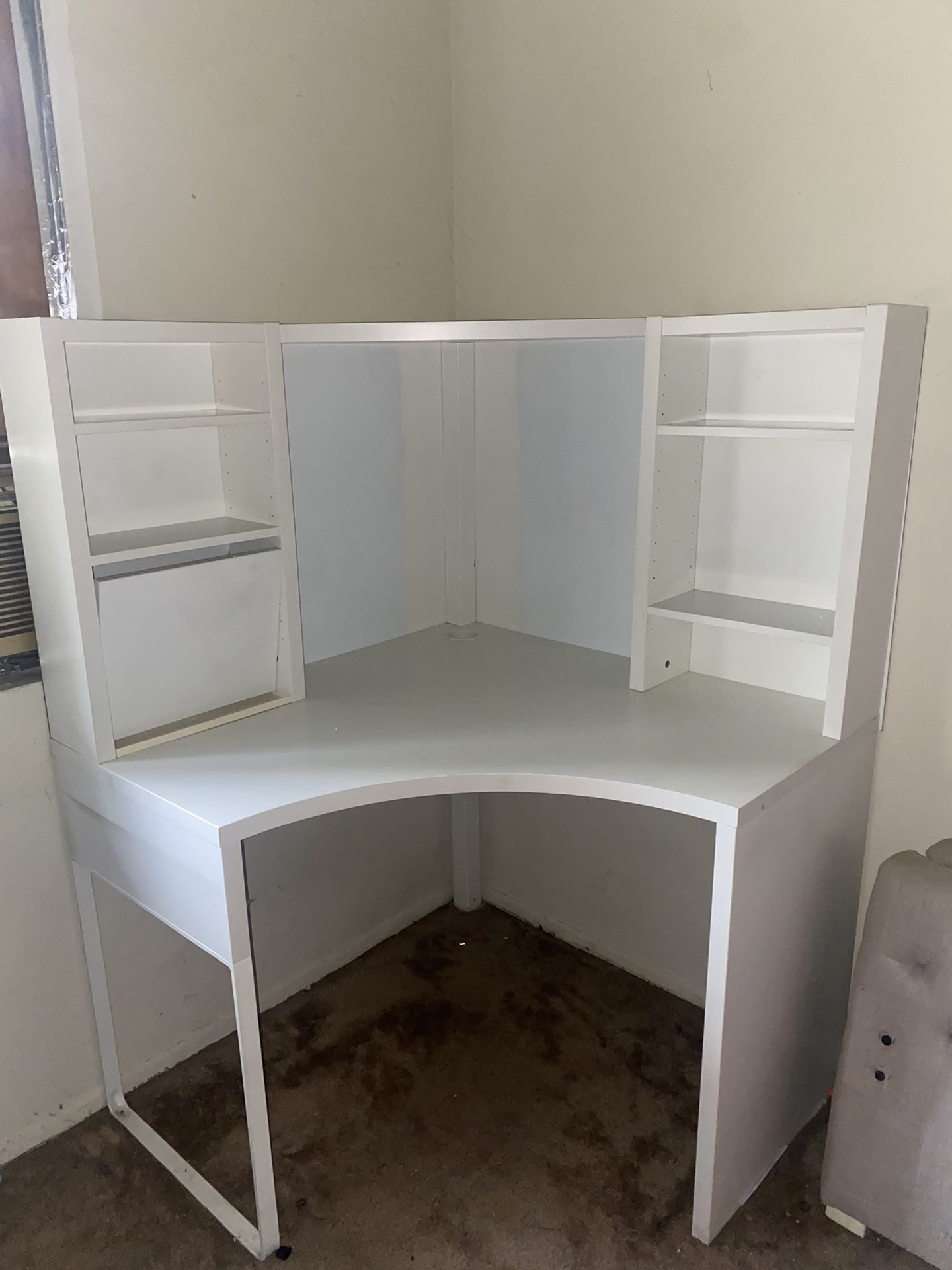 MICKE IKEA Corner Desk