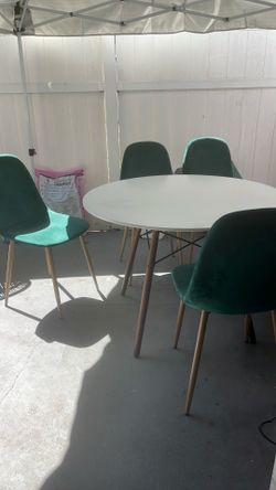 ‼️Dining table with 4 green velvet chairs‼️
