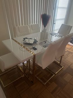 BEAUTIFUL DINING TABLE FOR SALE