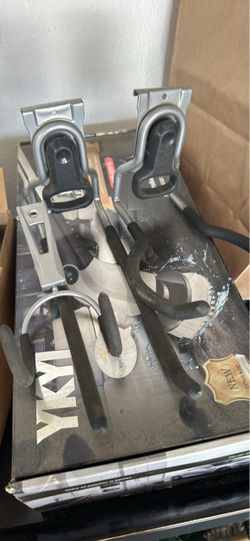 Heavy duty wall mount with hooks