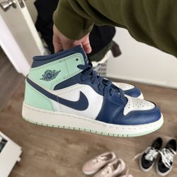 air jordan 1 mid women's size 7 