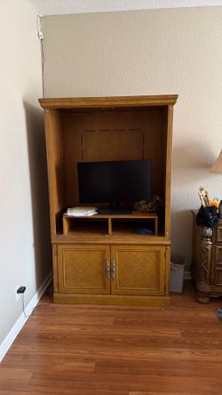 TV armoire with Doors included