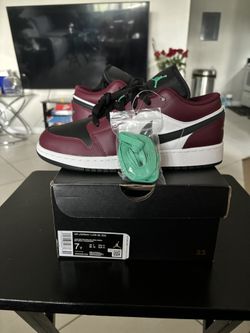 Jordan 1 Low SE Dark Beetroot Roma Green (GS)