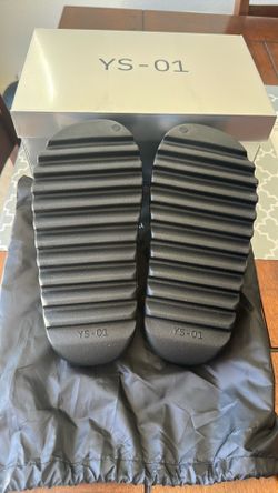 Yeezy slides black Sz 10