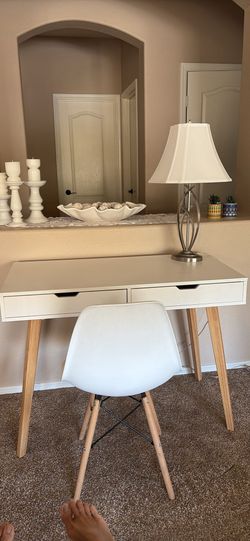 A student desk set comes with the table lamp