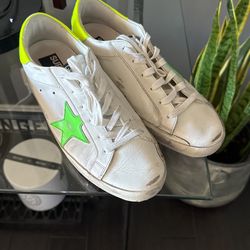 Women’s Golden Goose Superstar Size 10US