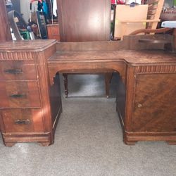 Antique  Vanity.  Great For Lil Girl
