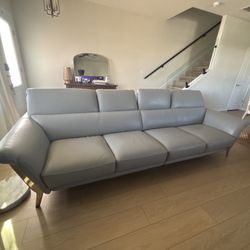  Italian Leather Sofa – Excellent Condition – Modern & Comfortable