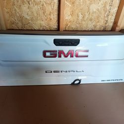 Fully Functional 2021 GMC Sierra Denali Tailgate With Camera 