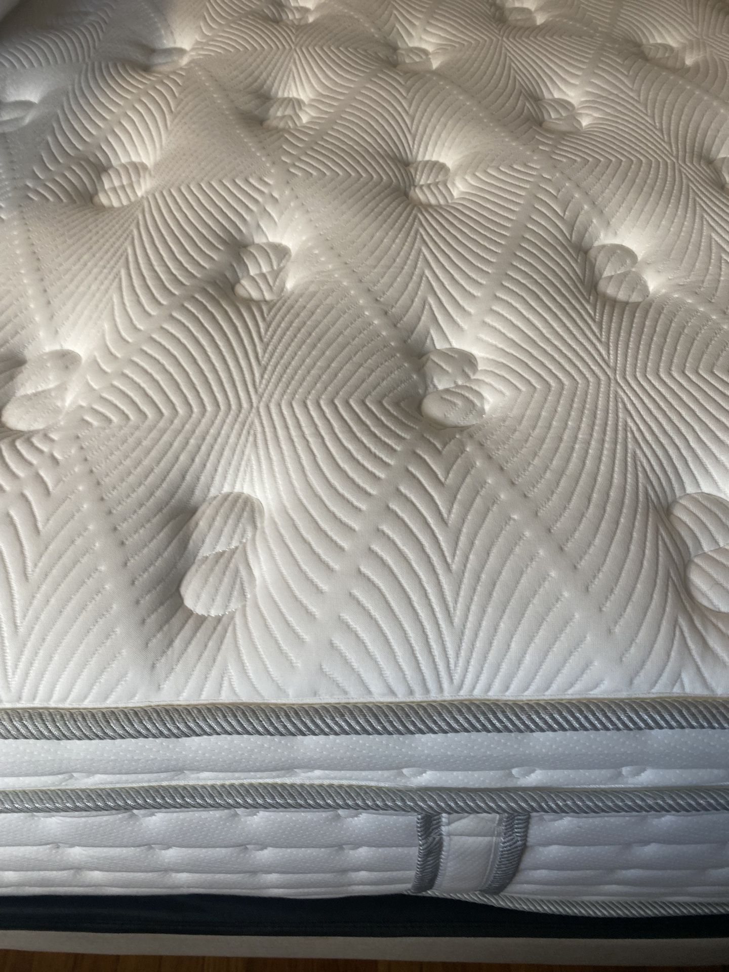 Brand New King Size Firm 14 Inch Hybrid Mattress