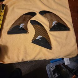 Future thruster surfboard finns