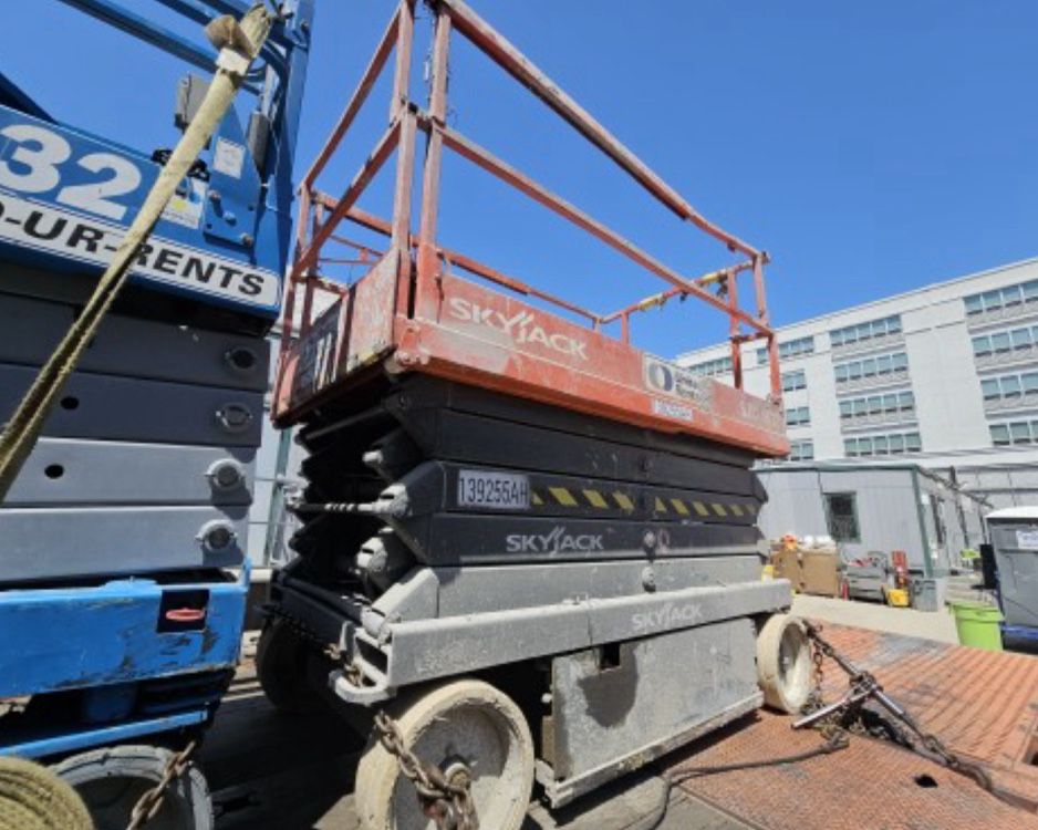 32’ Scissor Lift (Wide base)