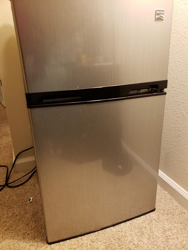 Mini fridge with freezer