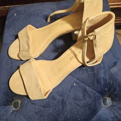 Reduced To $25✨️Size 8W🎀Bella Vita beige suede ankle strap sandals with a low block heel🎀✨️