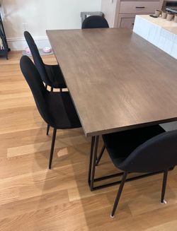 Dining Table (+ 4 Chairs)