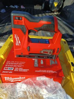 Exclusive

Milwaukee
M12 12-Volt Lithium-Ion Cordless 3/8 in. Crown Stapler (Tool-Only)
