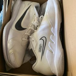 White Nike Vapor tennis shoes are size 9.5.