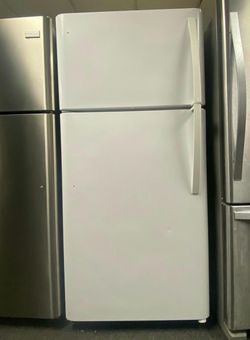 White Top Mount Refrigerator in Good Condition with Adjustable Shelves