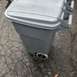 Lightly used garbage can