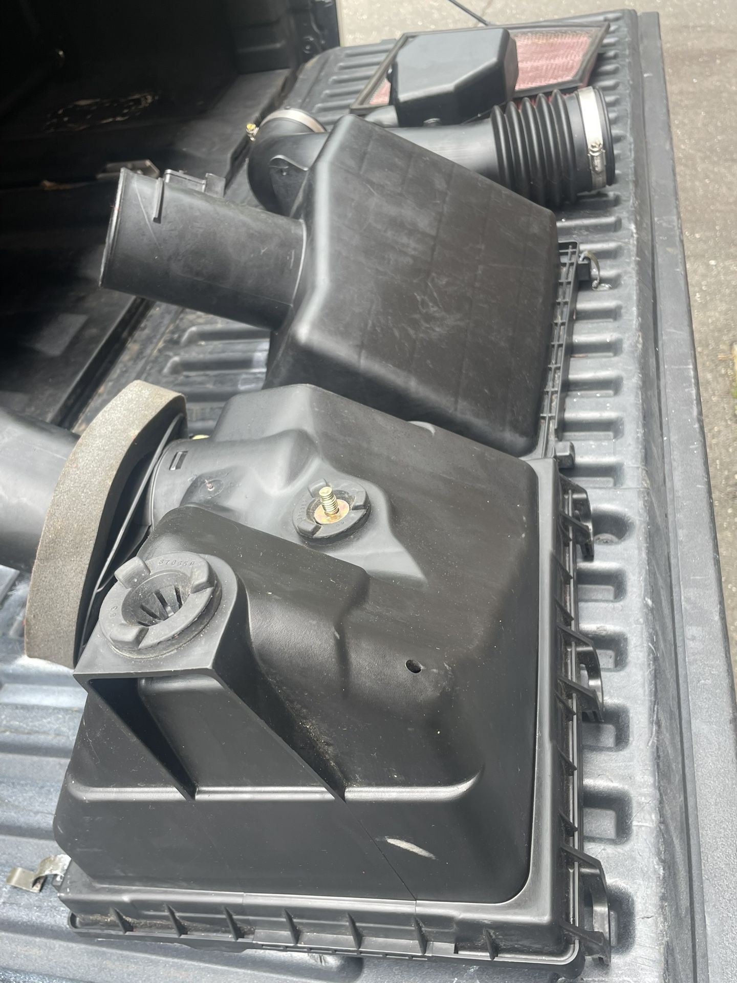 2005 Nissan Titan air Filter/Cleaner Housing