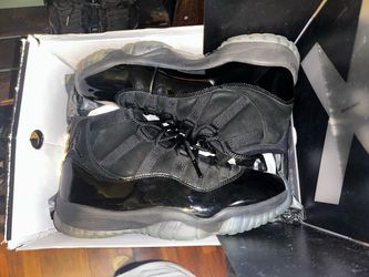 Air Jordan 11 cap and gown size 8.5