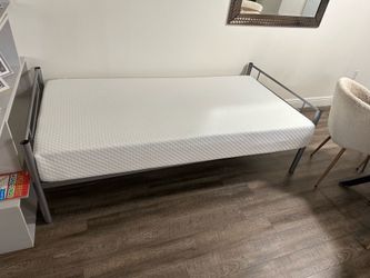 Convertible Metal Bunk Bed with 2 Almost-New Mattresses Included    Litera de Metal Convertible con 2 Colchones Casi Nuevos Incluidos