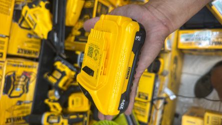 Dewalt 3 amp battery
