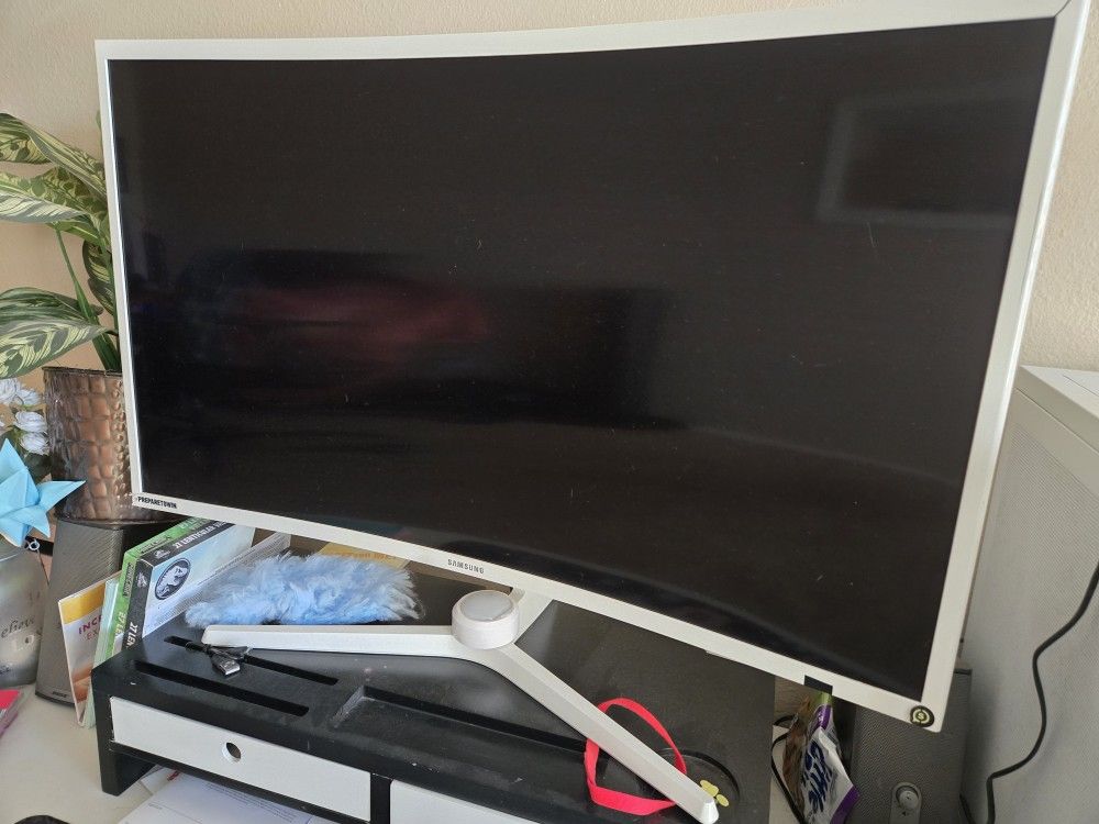 32in SAMSUNG Curved Monitor