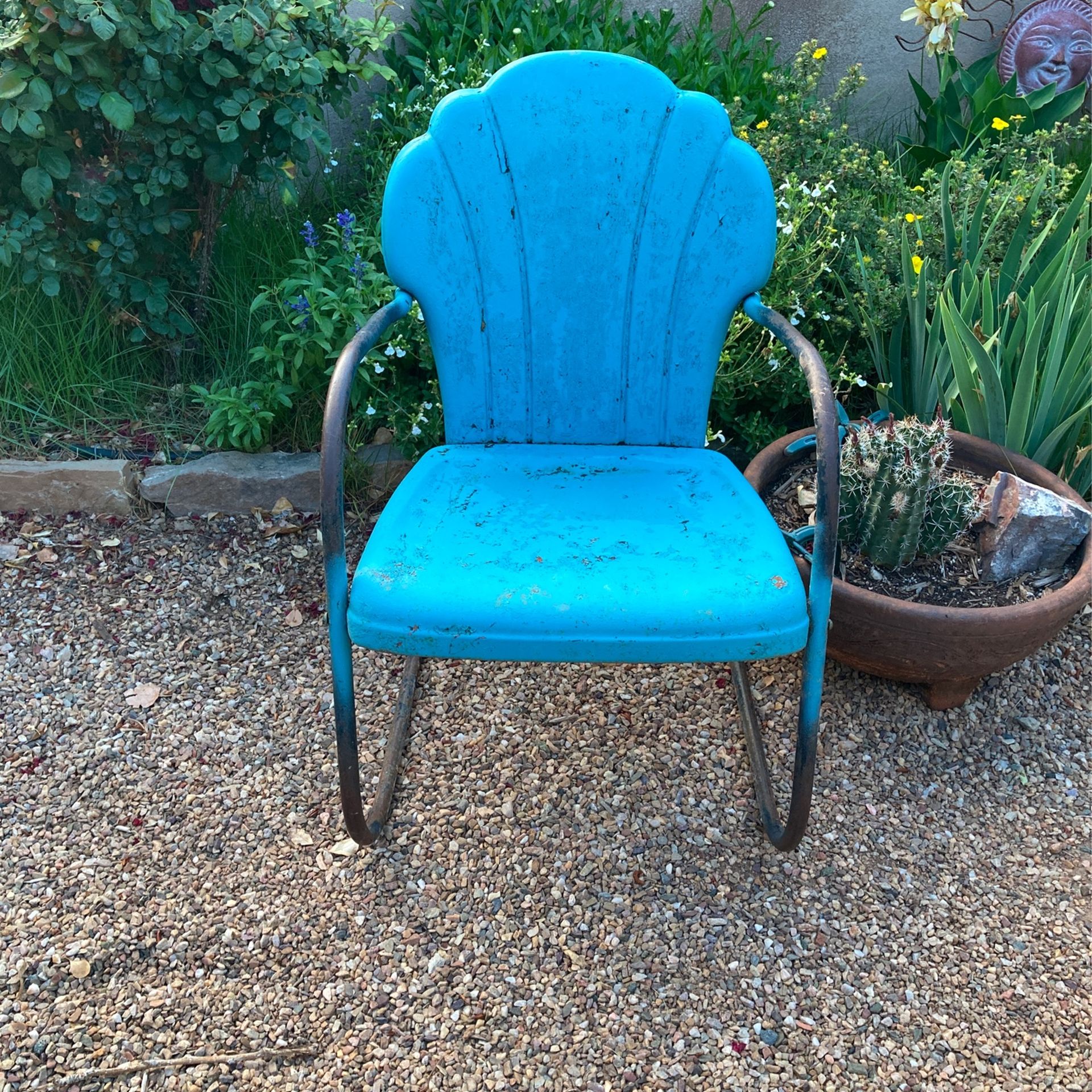 Vintage Seashell/Clamshell Back Metal Patio Chair