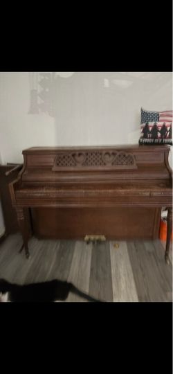 1976 Spinet Piano