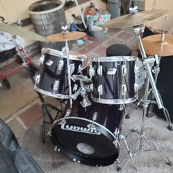 Bateria Drum Set ( LUDWIG ROCKER) Complete with Bass Pedal, Cymbals & Hi-Hats, Hardware Package and Seat or Throne for $450.00 Firm