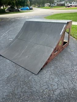 Skate ramp