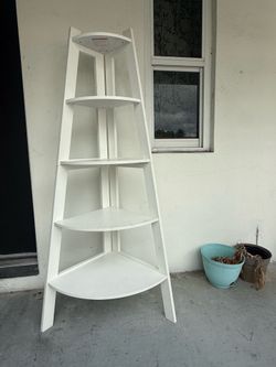 Corner shelf