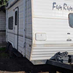 Travel Trailer Fun Runner 18-Footer Sleep 6