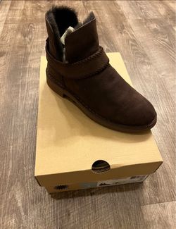 New Ugg McKay Size 7
