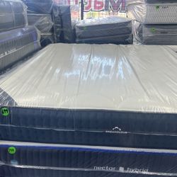 KING SIZE DREAMCLOUD MATTRESS & BOX SPRINGS BED SET