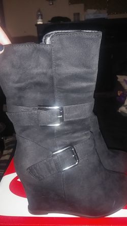 Wedged black boots