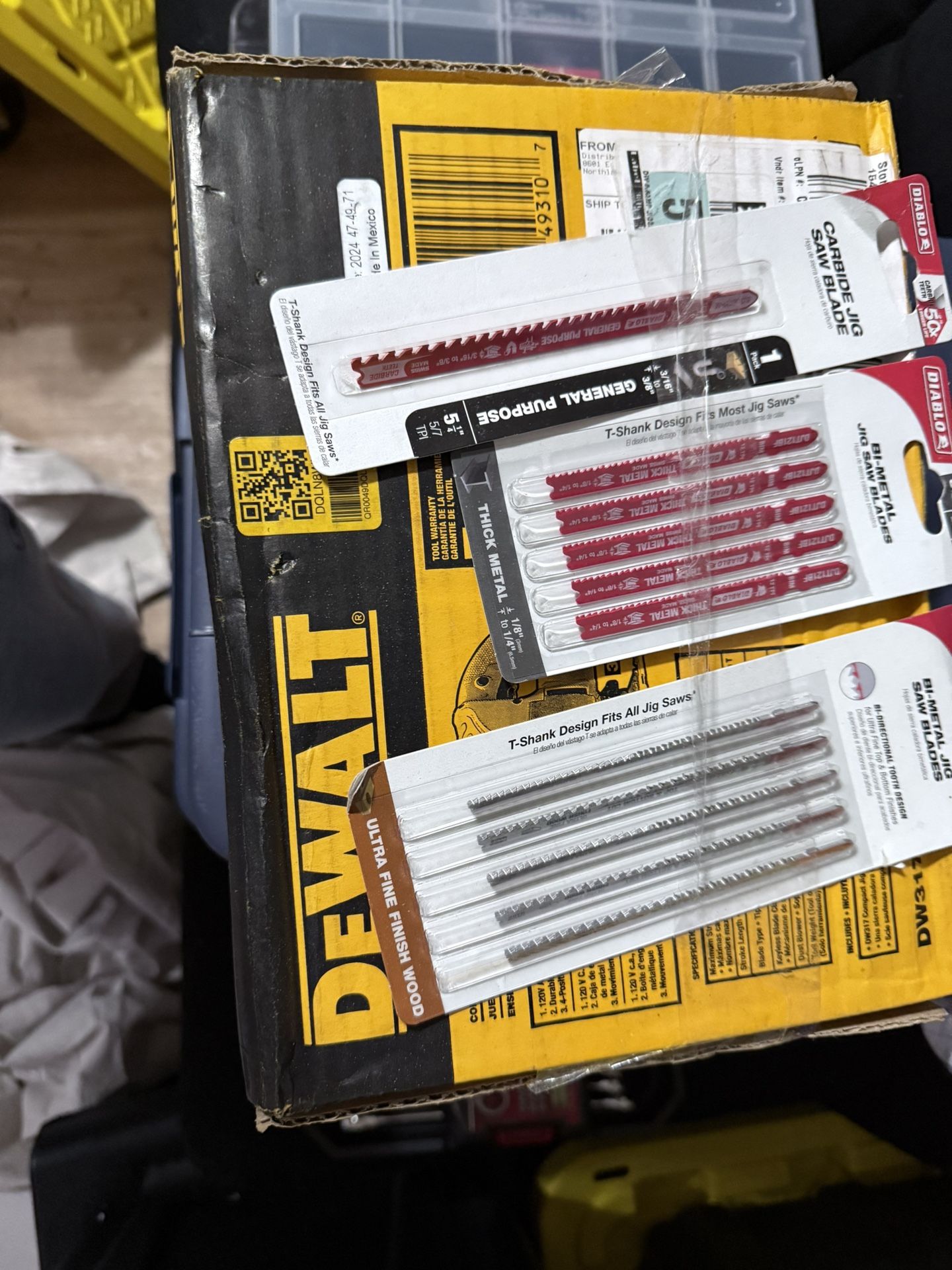 DEWALT compact jigsaw DW317K (Includes 3 packs of blades)