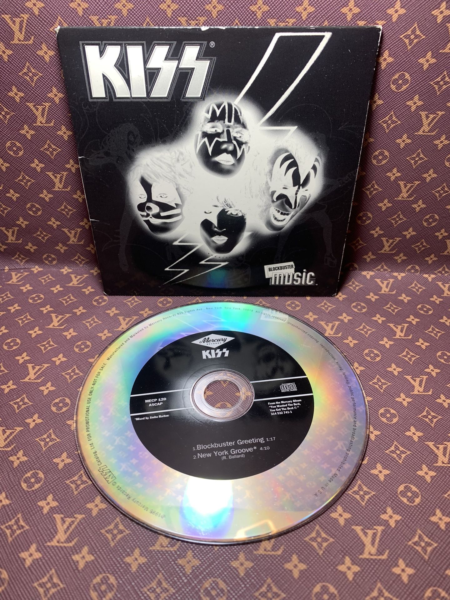 RARE!! COLLECTIBLE KISS CD ! 
