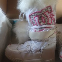 DC Snow Boots Size 10 Womens