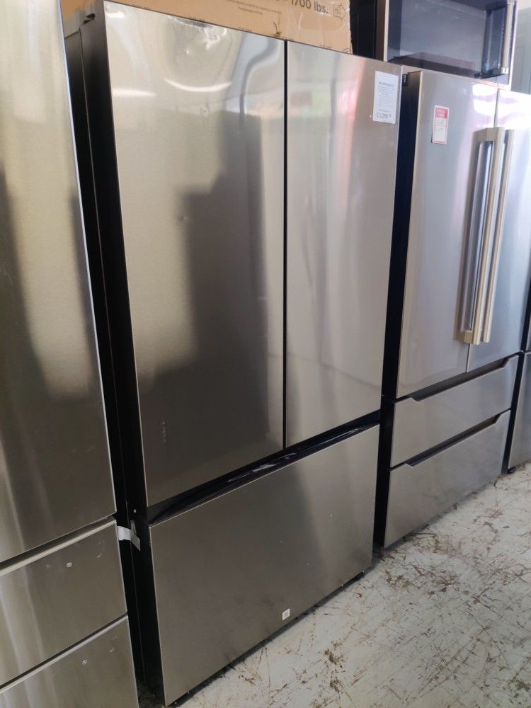 New Samsung
Bespoke 30 cu. ft. Standard Depth 3-Door French Door Smart Refrigerator in Stainless Ste