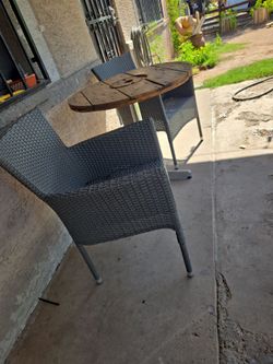 Set patio chair and table good condition