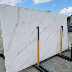 QUARTZ STONE SLABS SUPER JUMBO IN CALACATTA LEON GOLD 📏Each slabs cover  75.7 sq.ft, Thickness 3 cm 🔥Price $915 per Slab🔥 