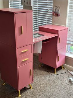 Nail desk