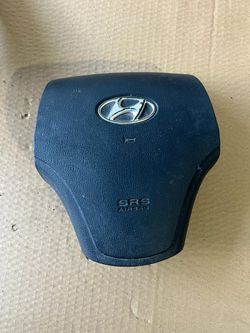 2010 Hyundai Alandra steering wheel with a bag